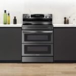 Samsung - 6.3 cu. ft. Smart Freestanding Electric Range with Flex Duo, No-Preheat Air Fry & Griddle - Black Stainless Steel - Image 2